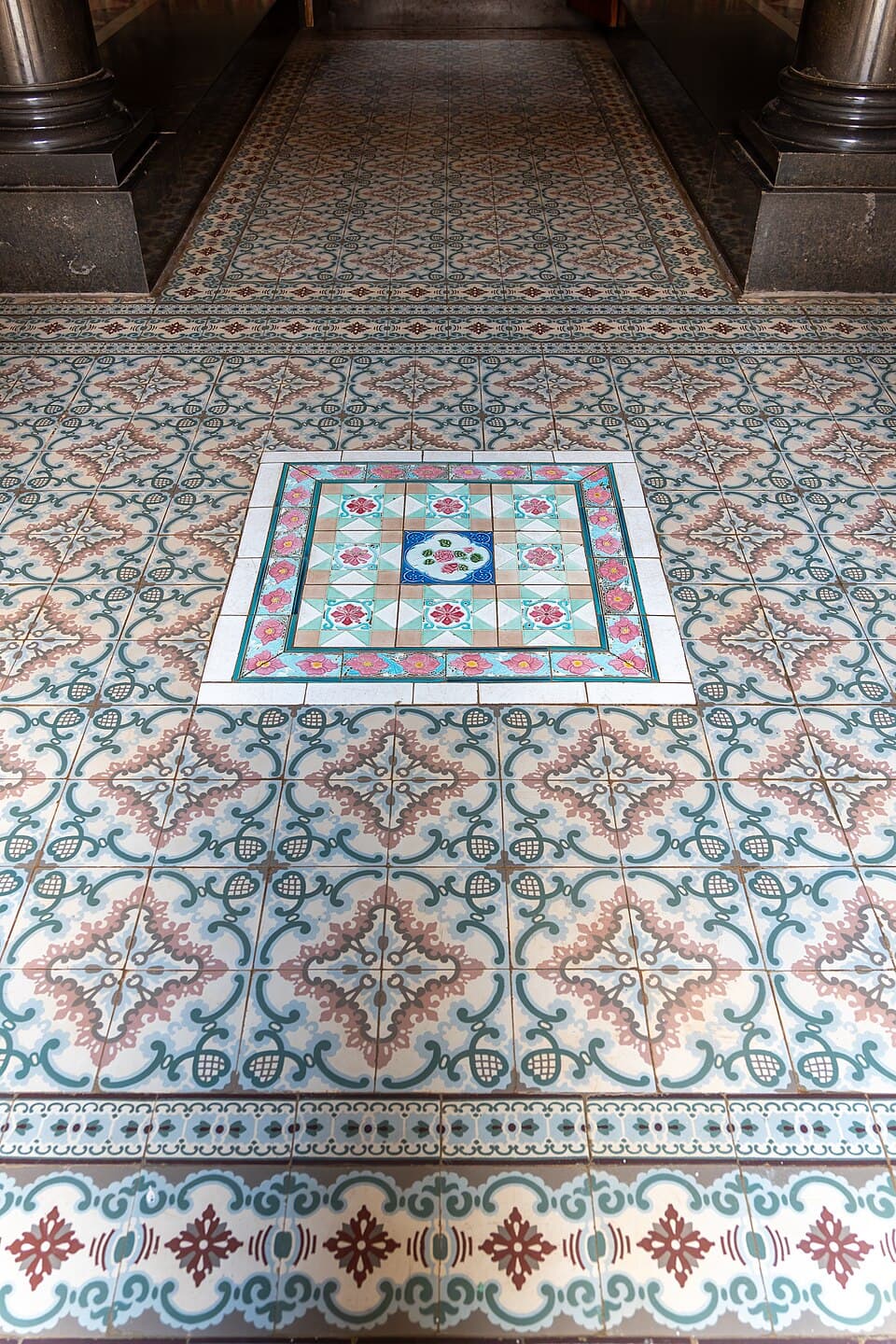Handmade oxide floor tiles (Āthangudi tiles), Tamil Nadu (Chettinad)