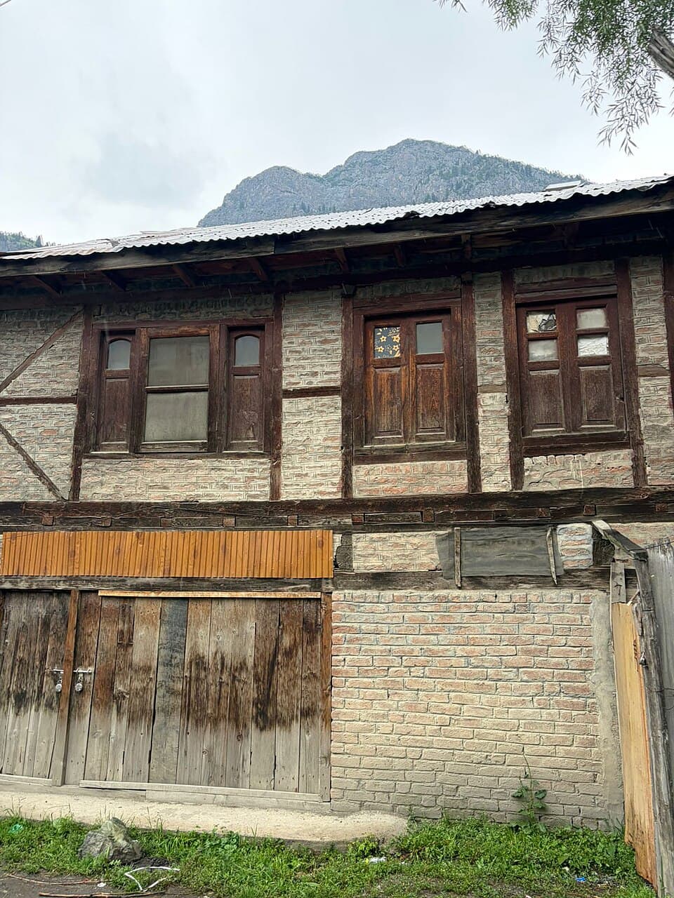 Timber-laced masonry (Dhajji dewari), Kashmir